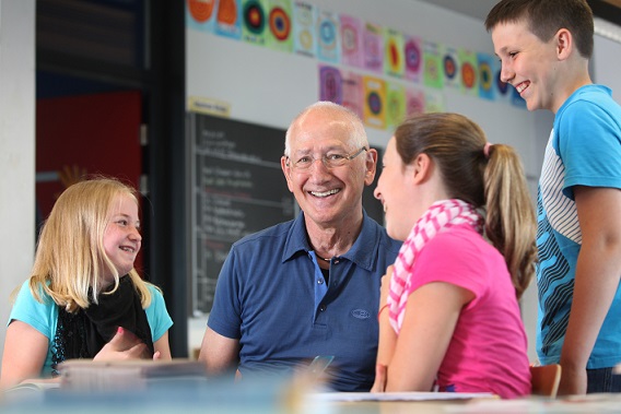 Seniorinnen und Senioren im Klassenzimmer, Kurse zur Vorbereitung auf die Pensionierung, Altersleitbilder, Wohnen im Alter, Besuchsdienst, Ferienangebote